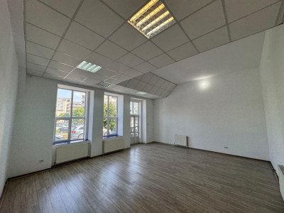 Spatiu comercial Ultracentral  494mp, curte 267mp!