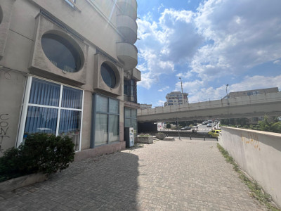 Spatiu 200mp ultracentral, vedere pasaj, acces separat, luminos si primitor!