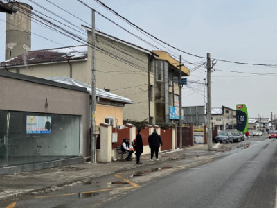 Spațiu comercial în stația de autobuz, stradal cu teren !