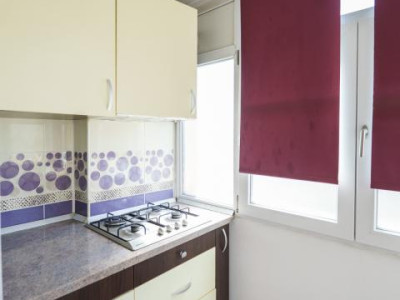 3 camere decomandat,  etaj 2 , centrala proprie