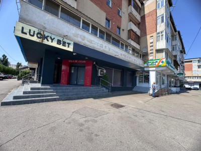 Spațiu comercial cu Vad comercial, sens giratoriu materna